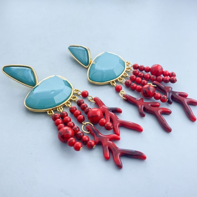 Brinco Banho Diamante Maximalista com 2 Pedras Triangular e Oval Pêndulos Miçangas