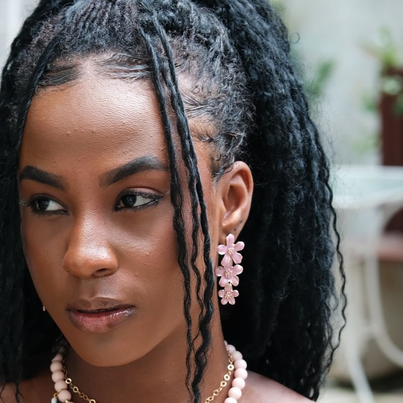 Brinco Banho Diamante Maximalista Liso com 3 Flores Resinadas