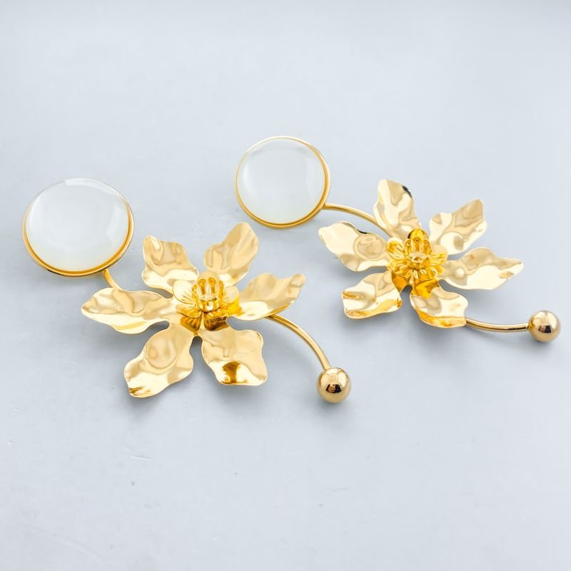 Brinco Banho Diamante Maximalista Liso Flor Aro Ondulado Base Madre Pérola