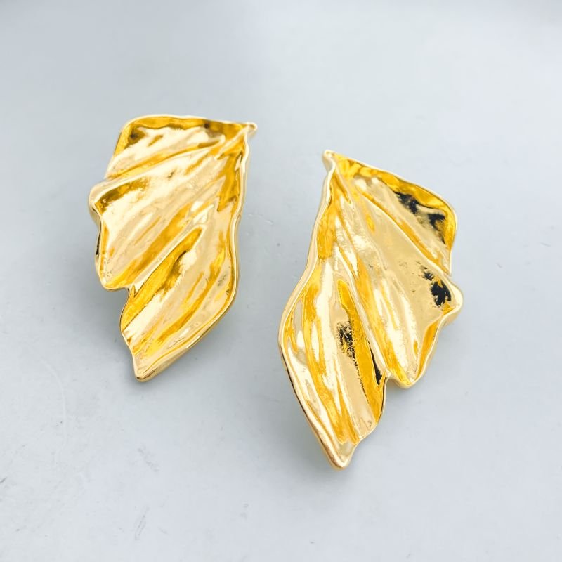 Brinco Banho Diamante Maximalista Liso Folha Amassada