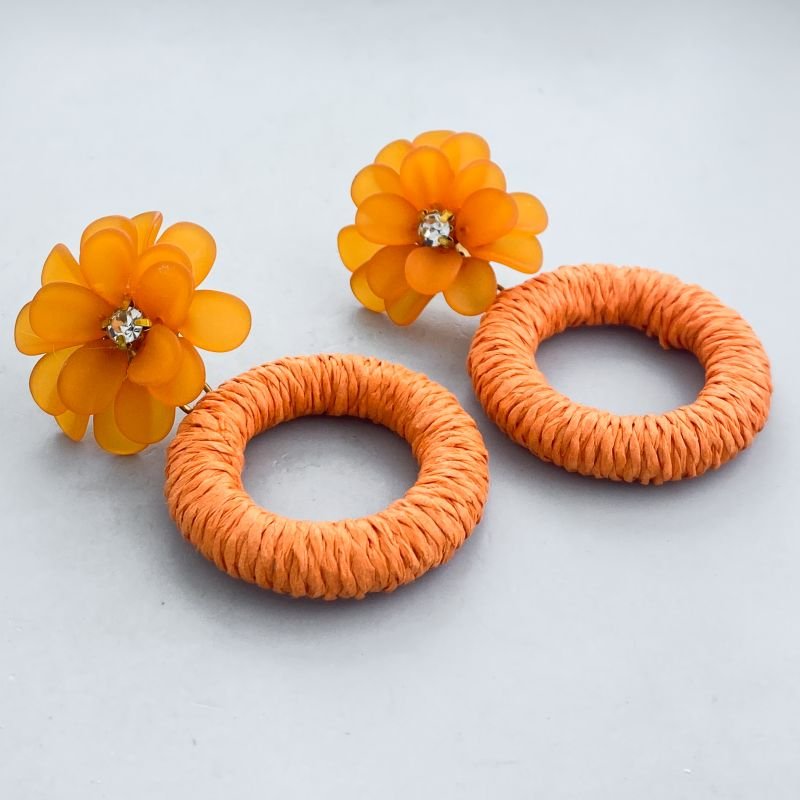 Brinco Banho Diamante Maximalista Liso Redondo Vazado de Palha Base Flor Acrílica