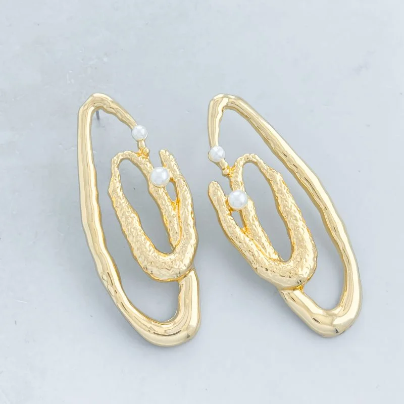 Brinco Banho Diamante Maximalista Orgânico Oval Vazado com 2 Pérolas