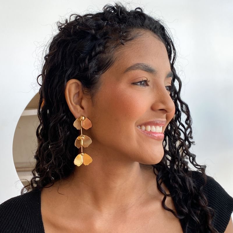 Brinco Banho Diamante Maximalista Orgânico Pêndulo com 3 Pétalas Bolas Lisas