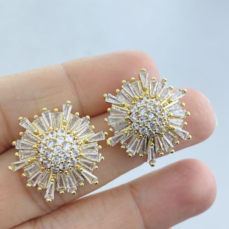 Brinco Banho Diamante Médio Cravejado Flor Pedras Baguetes