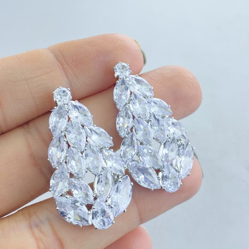 Brinco Banho Diamante Médio Cravejado Gota Pedras Navetes