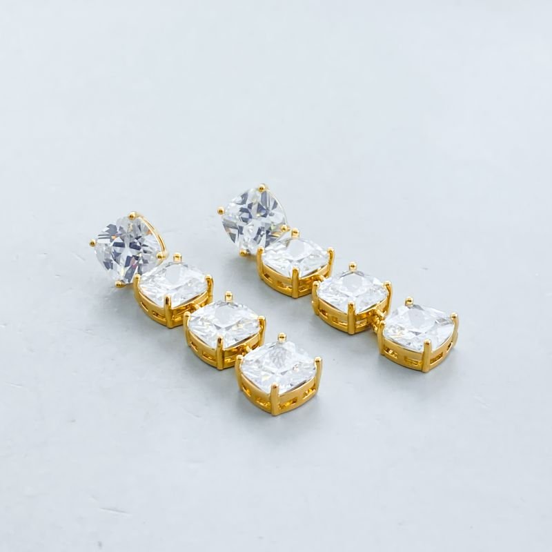 Brinco Banho Diamante Médio Cravejado Pêndulo 4 Pedras Quadradas