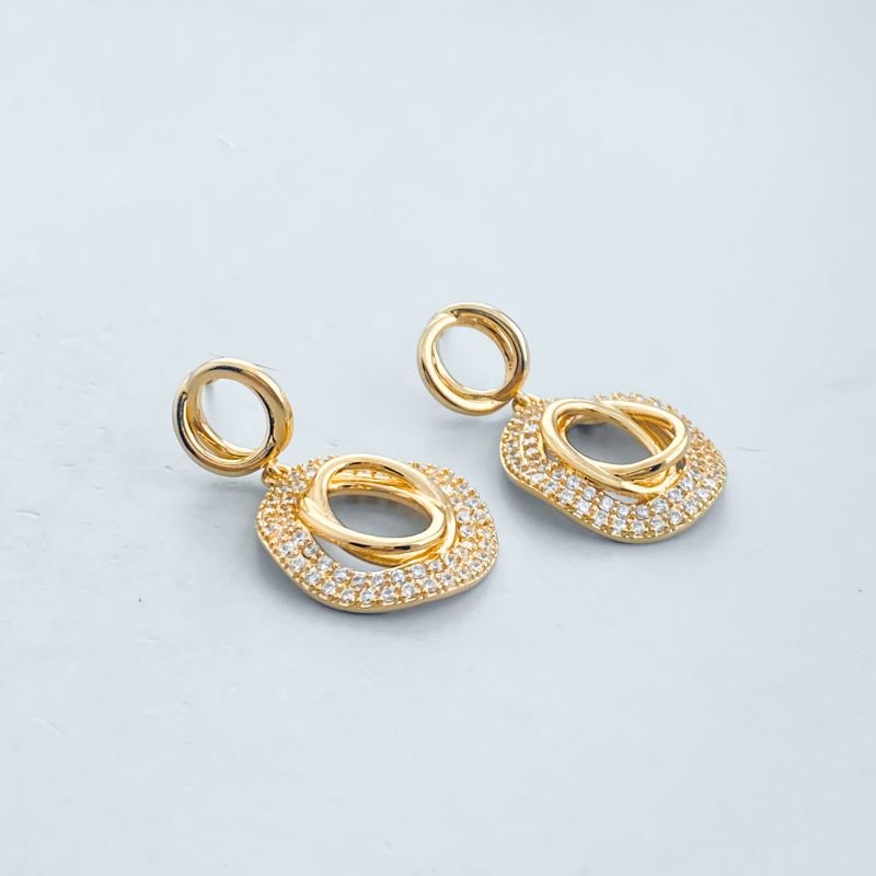 Brinco Banho Diamante Médio Cravejado Pêndulo Oval Vazado Entrelaçado