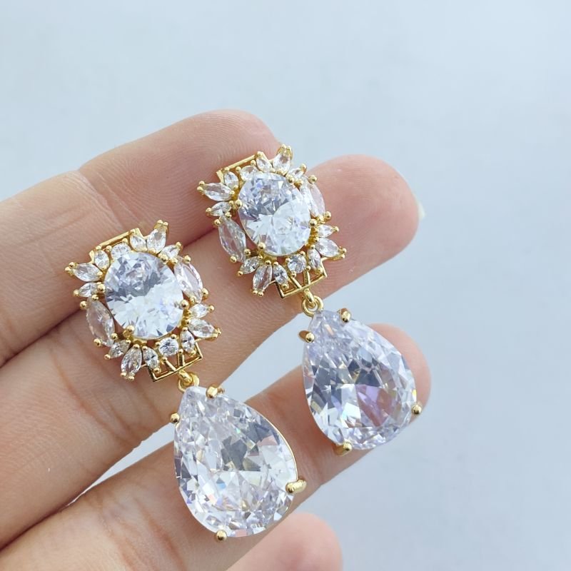 Brinco Banho Diamante Médio Cravejado Pêndulo Pedra Gota Base Oval Navetes