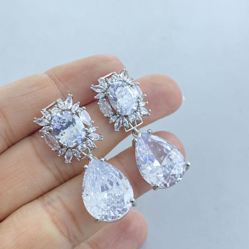 Brinco Banho Diamante Médio Cravejado Pêndulo Pedra Gota Base Oval Navetes