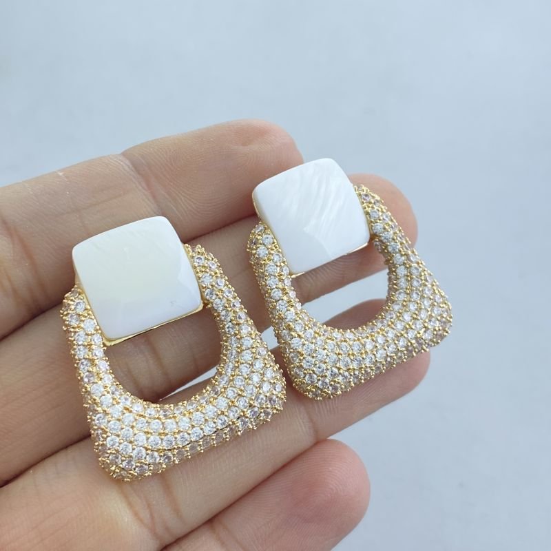 Brinco Banho Diamante Médio Cravejado Quadrado Vazado Base Perolada