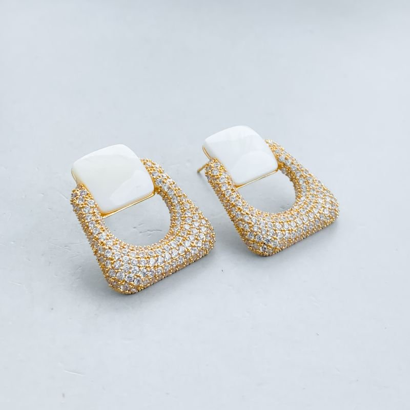 Brinco Banho Diamante Médio Cravejado Quadrado Vazado Base Perolada