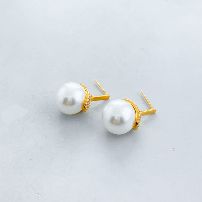 Brinco Banho Diamante Médio Liso Base Cravejada com Pérola