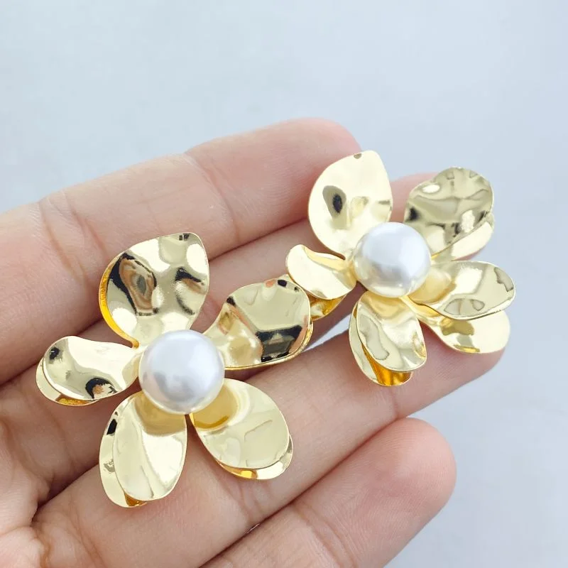 Brinco Banho Diamante Médio Liso Flor Dupla Pétalas Onduladas Miolo Pérola