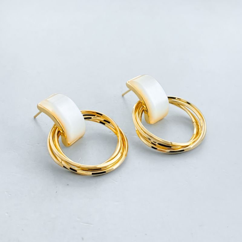 Brinco Banho Diamante Médio Liso Pêndulo com 4 Aros Redondos Base Madre Pérola