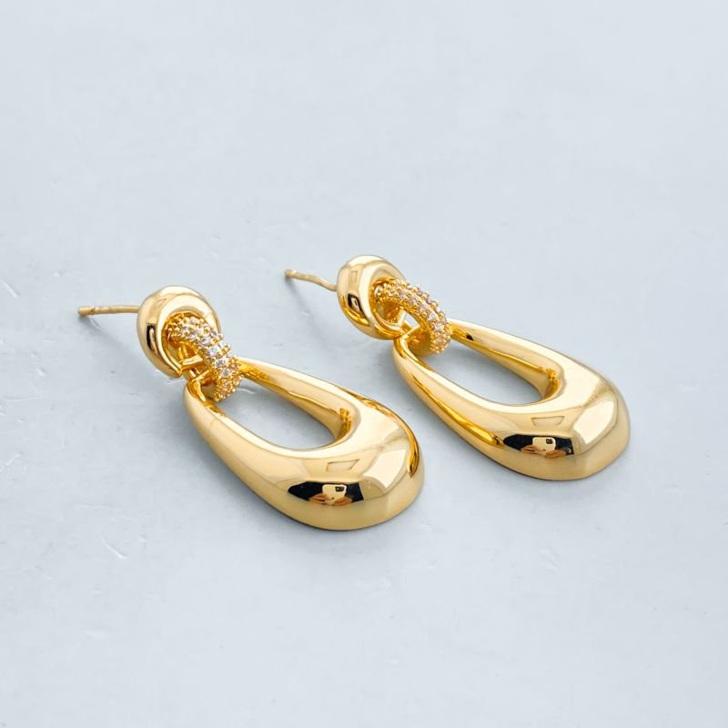 Brinco Banho Diamante Médio Liso Pêndulo Oval Vazado Base Elo Cravejado