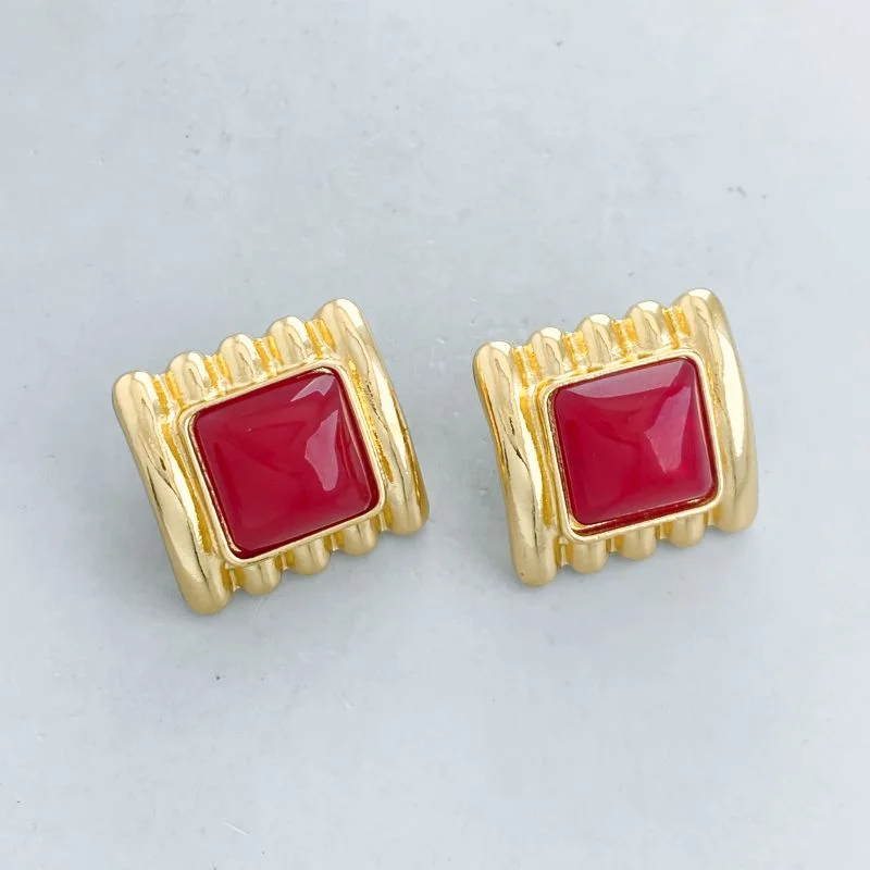 Brinco Banho Diamante Médio Liso Quadrado Linhas Curvadas Médio Acrílico