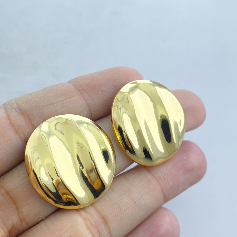 Brinco Banho Diamante Médio Liso Redondo Relevos Ondulados