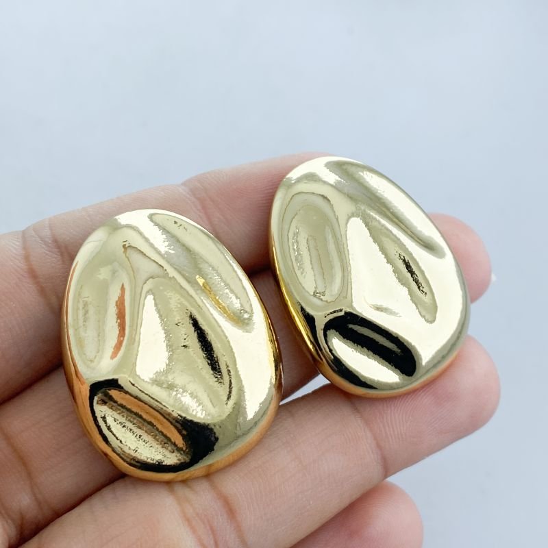 Brinco Banho Diamante Médio Orgânico Oval Liso Amassado