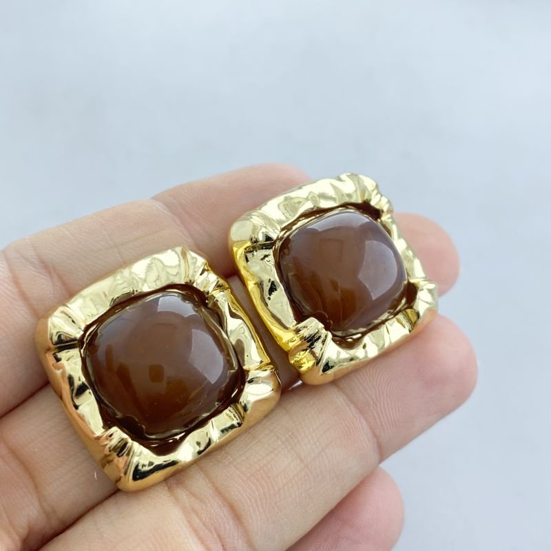 Brinco Banho Diamante Médio Organico Quadrado Borda Amassada Meio Acrílico