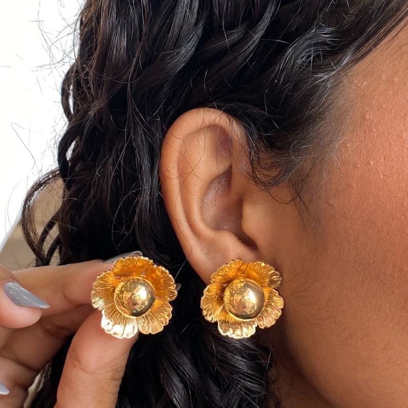 Brinco Banho Diamante Médio Texturizado Flor Meio Bola Lisa