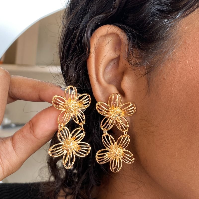 Brinco Banho Diamante Médio Vazado com 2 Flores com Aros