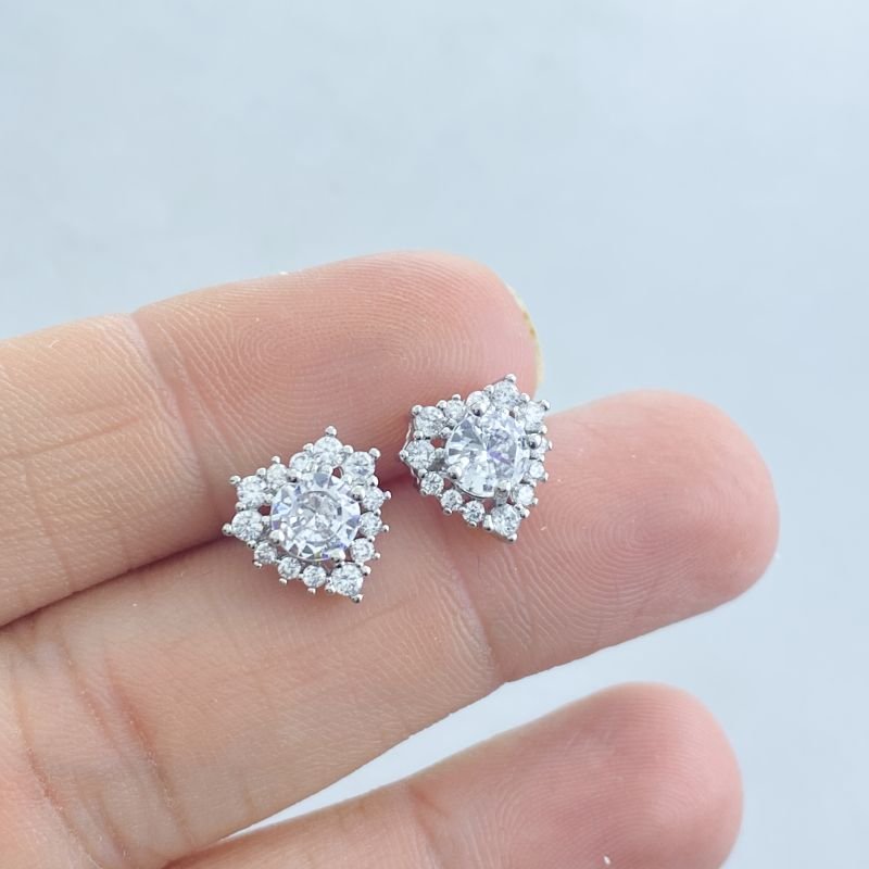 Brinco Banho Diamante Pequeno Cravejado Coração Meio Pedra Redonda