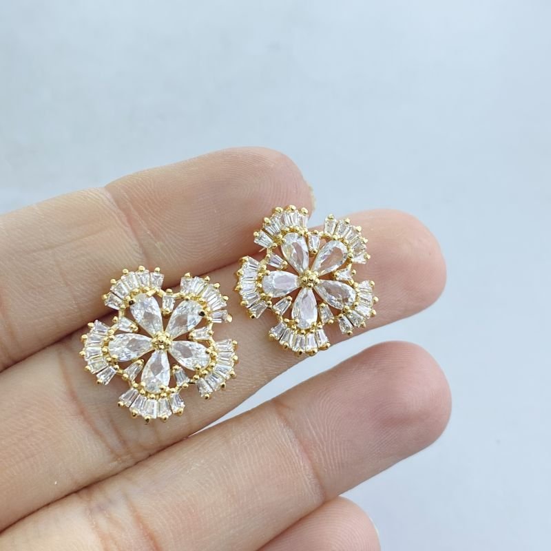 Brinco Banho Diamante Pequeno Cravejado Flor Borda Pedras Baguetes