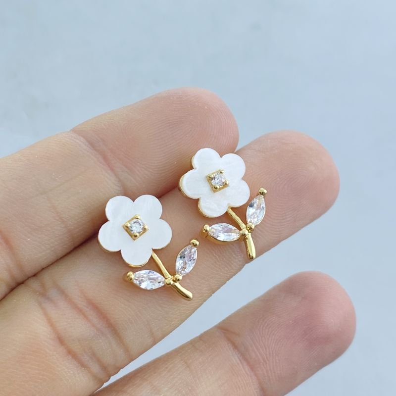 Brinco Banho Diamante Pequeno Cravejado Flor Madre Pérola com 2 Pedras Navetes