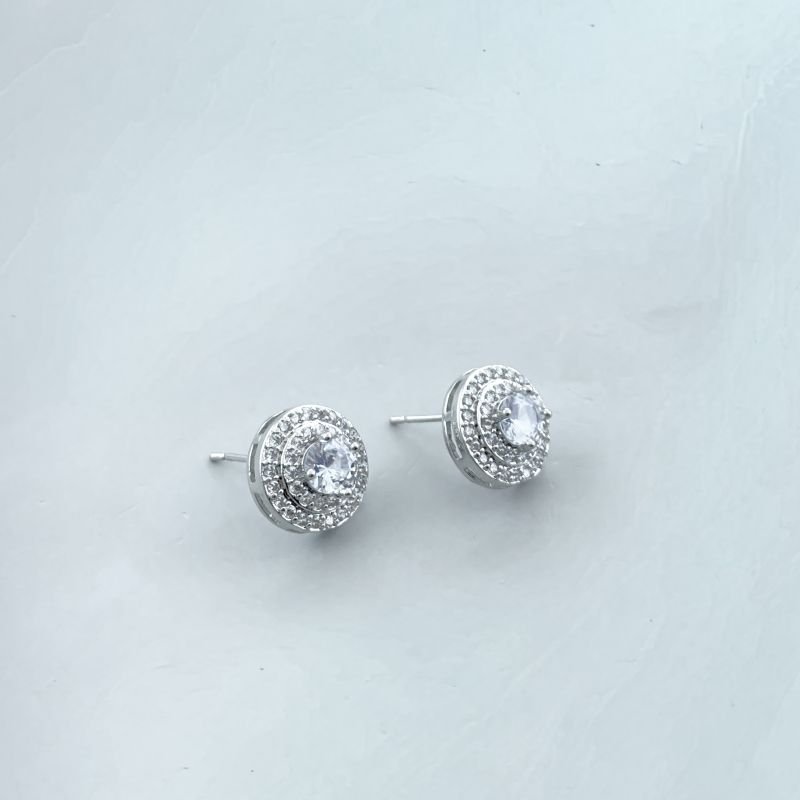 Brinco Banho Diamante Pequeno Cravejado Redondo 2 Fileiras Meio Pedra