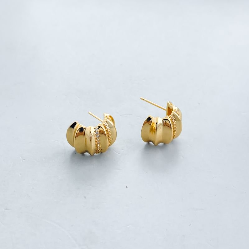 Brinco Banho Diamante Pequeno Liso Arco Drapeado com 3 Fileiras Cravejadas