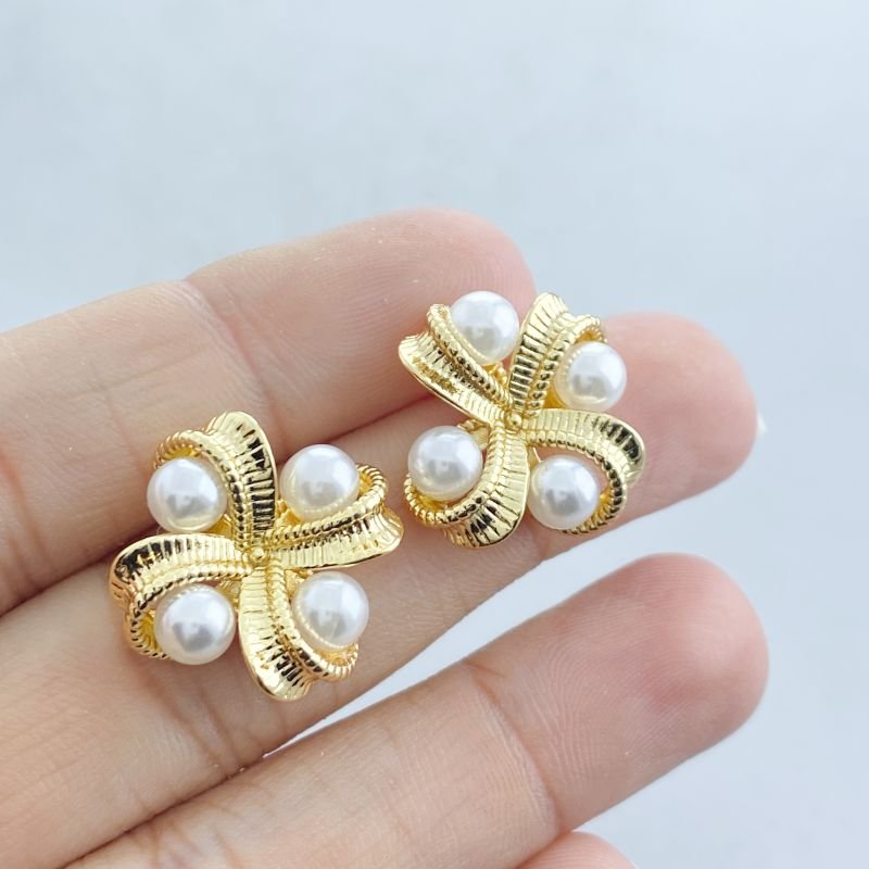 Brinco Banho Diamante Pequeno Liso x Craquelado com 4 Pérolas