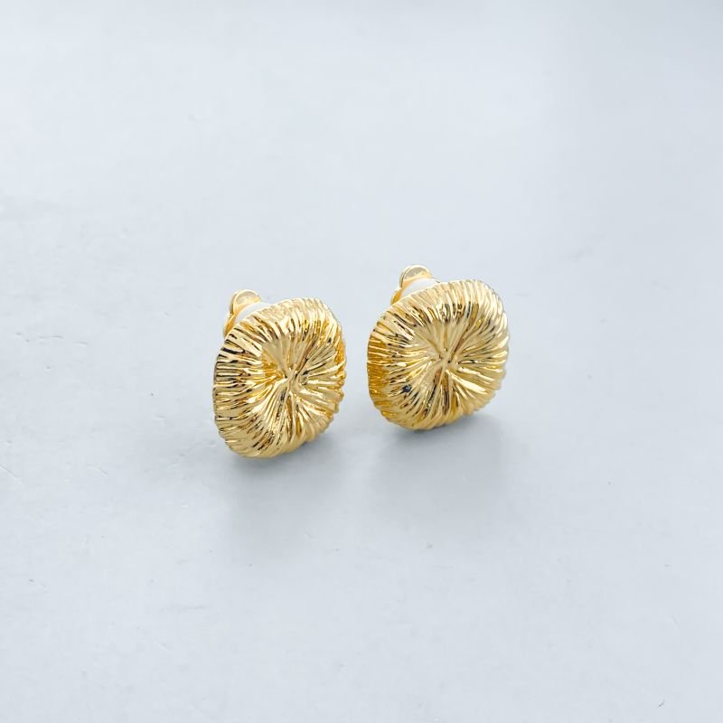 Brinco Banho Diamante Pequeno Orgânico Pressão Quadrado Relevos