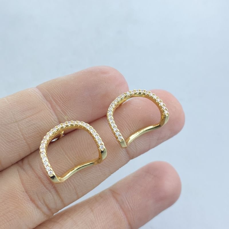 Brinco Banho Diamante Pequeno Vazado Cravejado Curvado