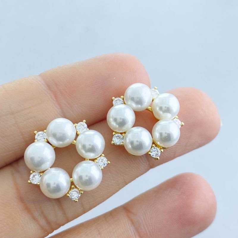 Brinco Banho Diamante Pequeno Vazado Redondo com 5 Pérolas e Pedrinhas