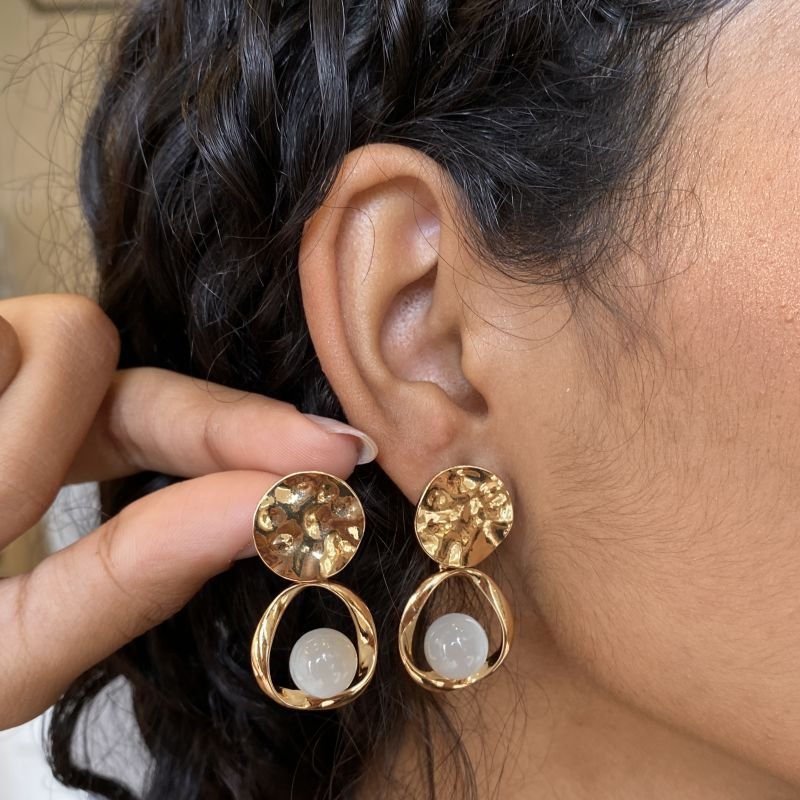 Brinco Banho Diamante Redondo Vazado Bola Madre Pérola Base Amassada