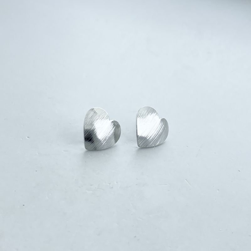 Brinco Banho Ouro Branco Coração Riscadinho Pequeno