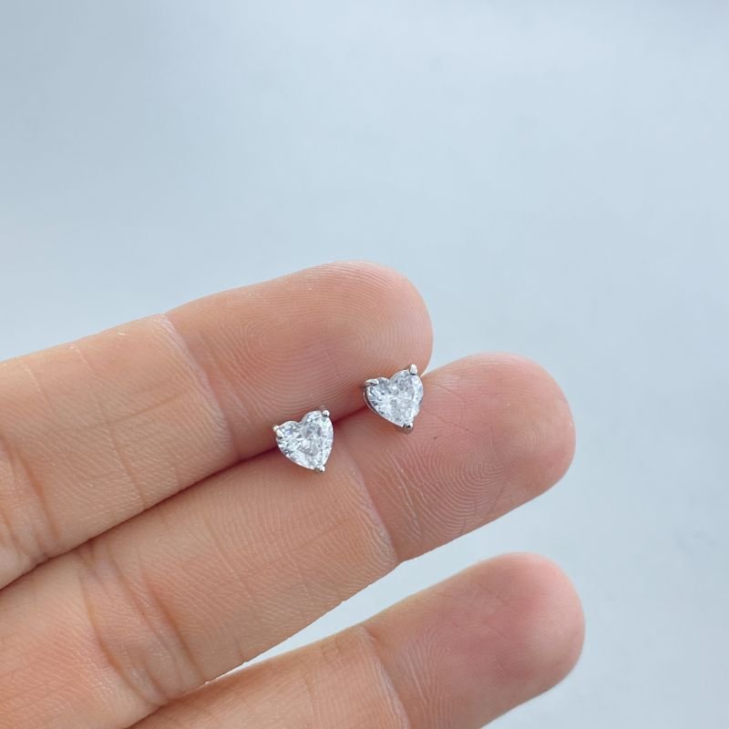 Brinco Banho Ouro Branco Delicado Pequeno Pedra Coração 3 Garras 1cm
