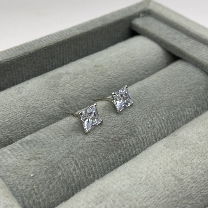 Brinco Banho Ouro Branco Zircônia Quadrada com 4 Garras 7mm Pequeno Minimalista