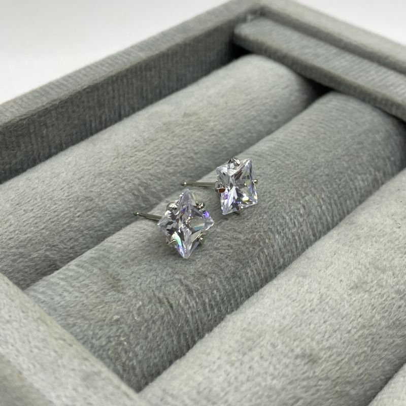 Brinco Banho Ouro Branco Zircônia Quadrada com 9mm Pequeno Delicado