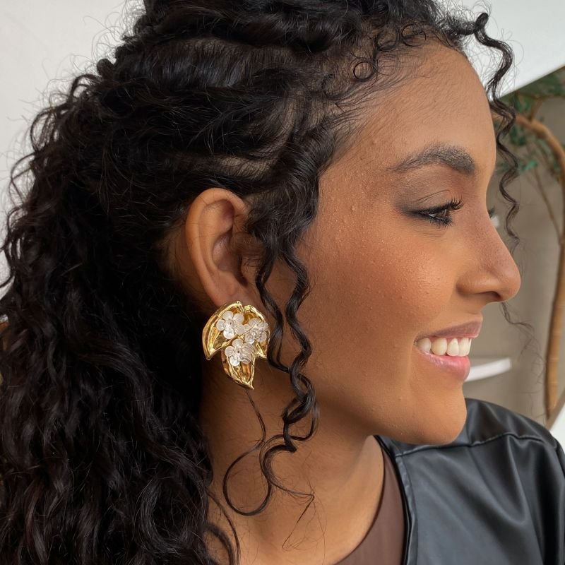 Brinco Bijuteria Folhas com 3 Flores Design Orgânico Médio