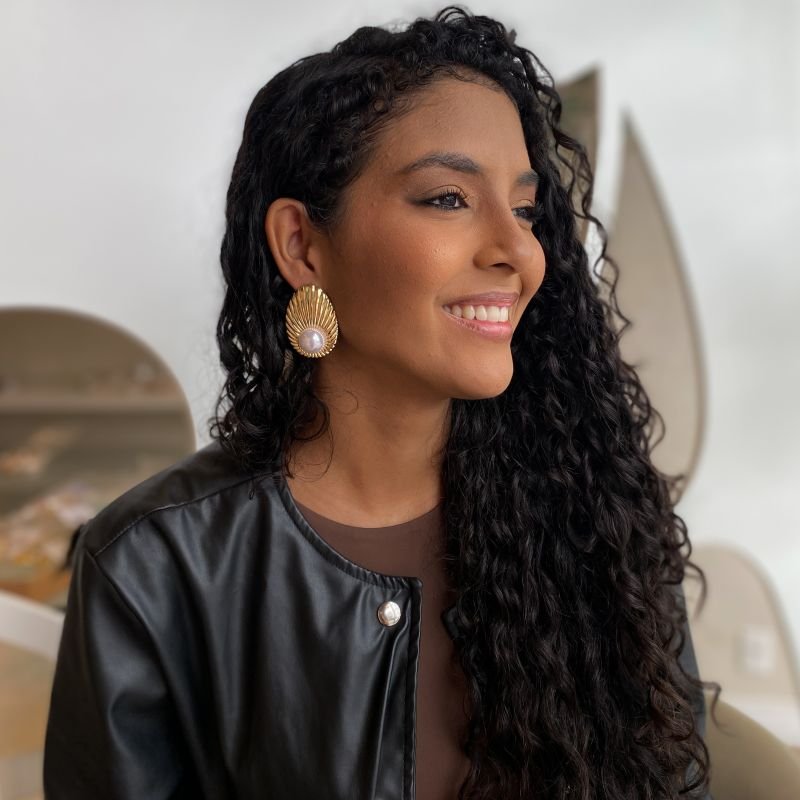 Brinco Bijuteria Gota com Risquinhos Base com Pérola