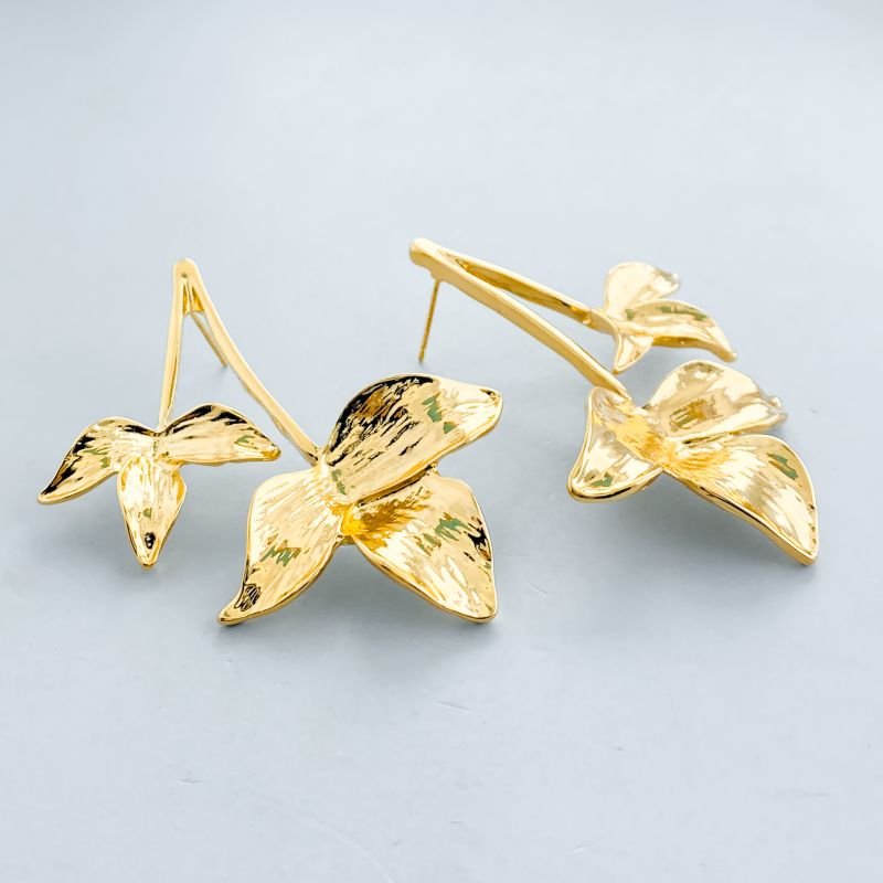 Brinco Bijuteria Grande Liso Folhas