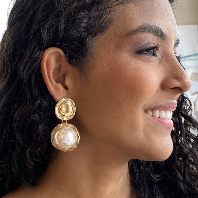 Brinco Bijuteria Pêndulo Meia Pérola Borda Ondulada Base Lisa