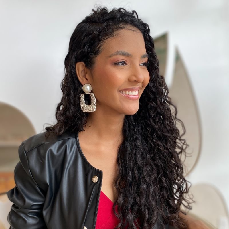 Brinco Bijuteria Quadrado Vazado Amassado Base Pérola Maximalismo