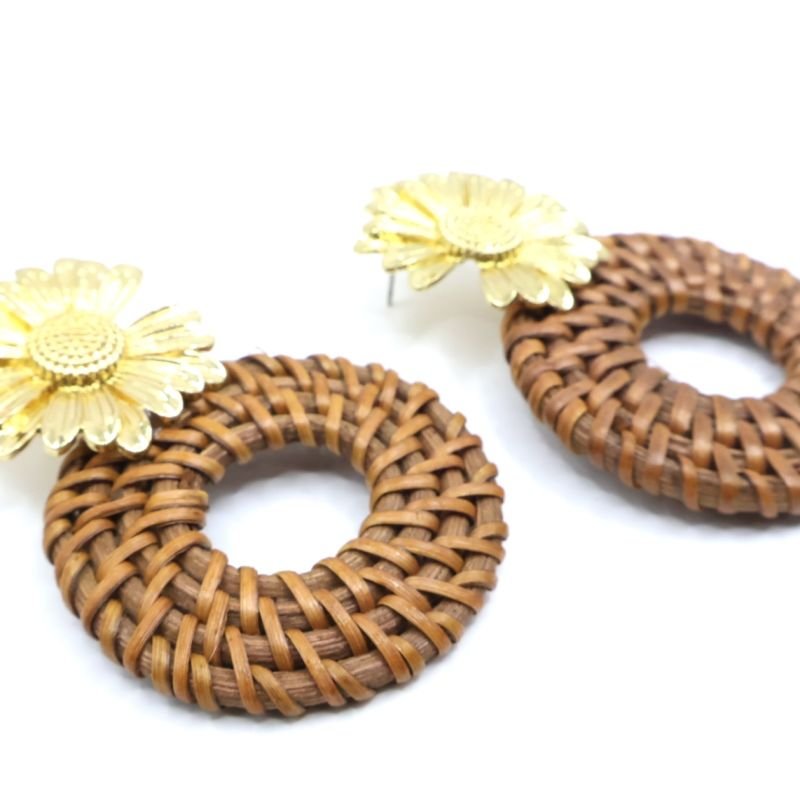Brinco Bijuteria Redondo Palha Base Flor