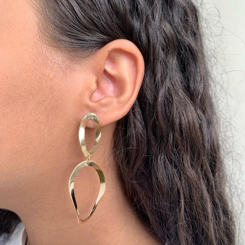 Brinco folheado 2 círculos ovais vazados aro amassado