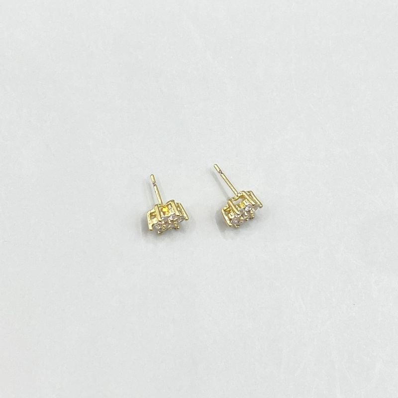 Brinco Folheado Flor Maior com 7 Pedrinhas com Garras Pequeno Delicado
