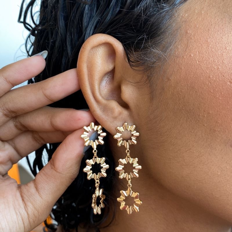 Brinco Folheado Grande Flor Vazada Drapeado Pêndulo