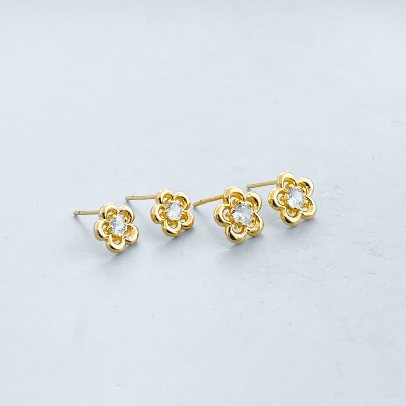 Brinco Folheado Kit com 2 Flor Vazada Miolo Pedrinha