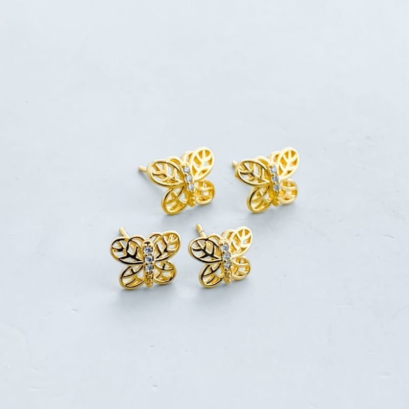 Brinco Folheado Kit com 2 Pequeno Borboleta Vazada com 3 Pedrinhas